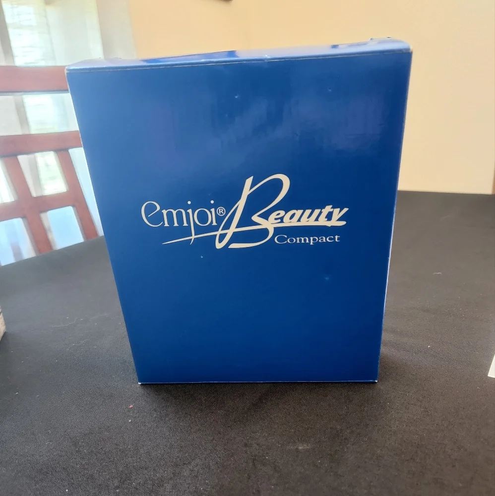 Emjoi Beauty Compact - Picture 1 of 4